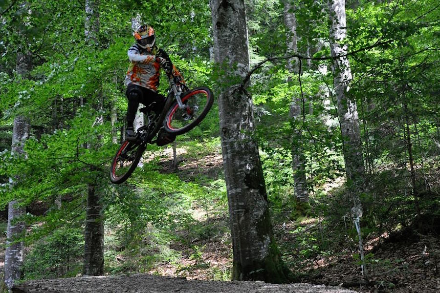 Downhill biken im Freizeitpark La Robella, Val-de-Travers