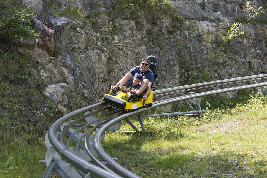 Luge Féeline dans le parc de loisirs La Robella dans le Val-de-Travers, Jura neuchâtelois