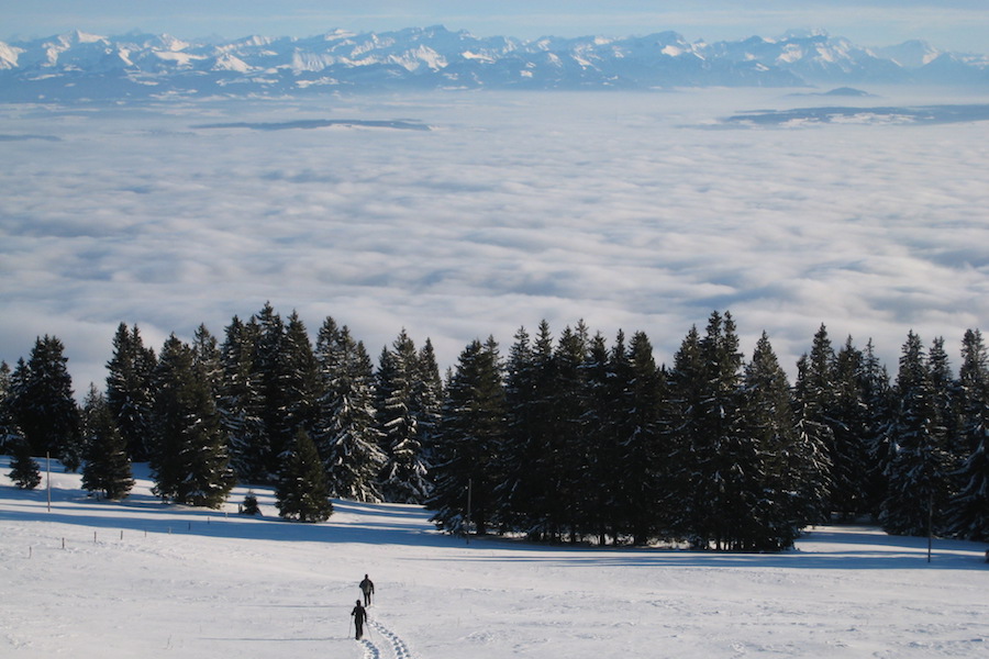 Winterwandern mit Aussicht auf La Robella, Val-de-Travers, Neuenburger Jura, Schweiz