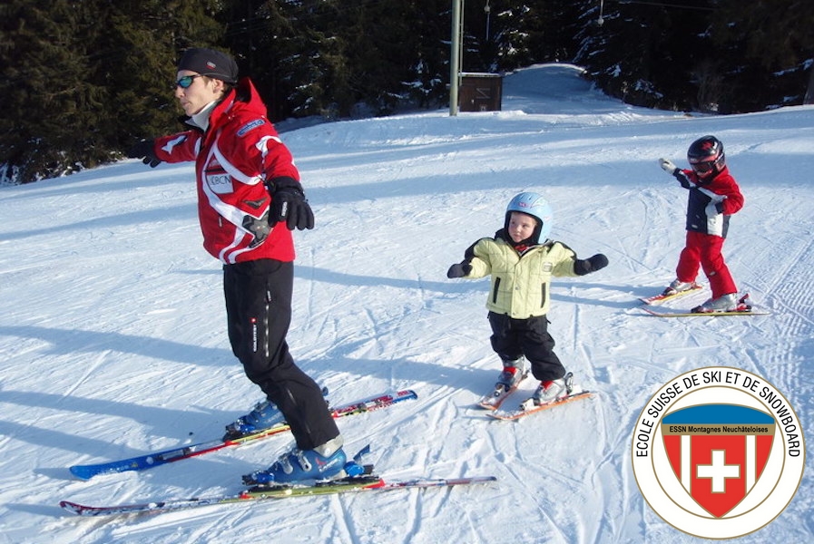 Dans la station de ski de La Robella les enfants apprennent à skier avec les moniteurs de l'École suisse de ski des Montagnes neuchâteloises