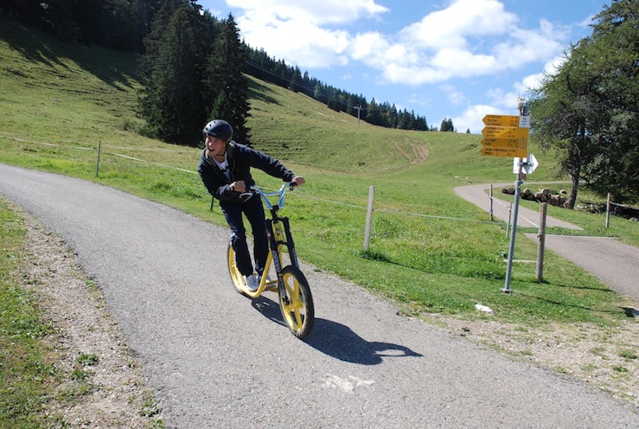 Trottinette tout-terrain dans le parc de loisirs de la Robella dans le Val-de-Travers